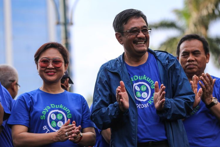 Gubernur DKI Jakarta Djarot Saiful Hidayat dalam acara pencanangan revitalisasi trotoar Sudirman-Thamrin di area Car Free Day di Bundaran HI, Jakarta, Minggu (8/10/2017). Panjang total jalur pedestrian yang dikerjakan akan sepanjang 6,6 kilometer. PT MRT Jakarta akan mengerjakan area di sekitar enam stasiun bawah tanah (Stasiun Senayan, Istora, Bendungan Hilir, Setiabudi, Dukuh Atas, dan Bundaran Hotel Indonesia) sepanjang 1,4 kilometer.