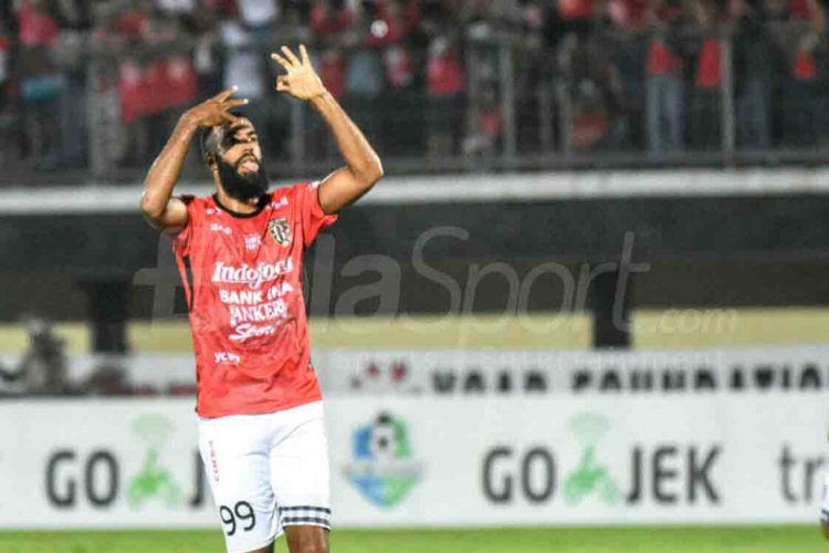 Selebrasi penyerang Bali United, Sylvano Comvalius, seusai mencetak gol ke gawang Arema, Minggu (8/10/2017). 