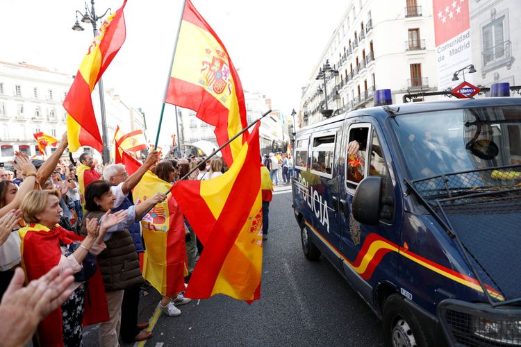 Demonstran mengibarkan bendera Spanyol dan mendukung polisi dalam aksi demo mendukung Spanyol bersaatu di hari referendum kemerdekaan yang dilarang di Catalonia, Madrid, Spanyol, Minggu (1/10). ANTARA FOTO/REUTERS/Rafael Marchante/djo/17