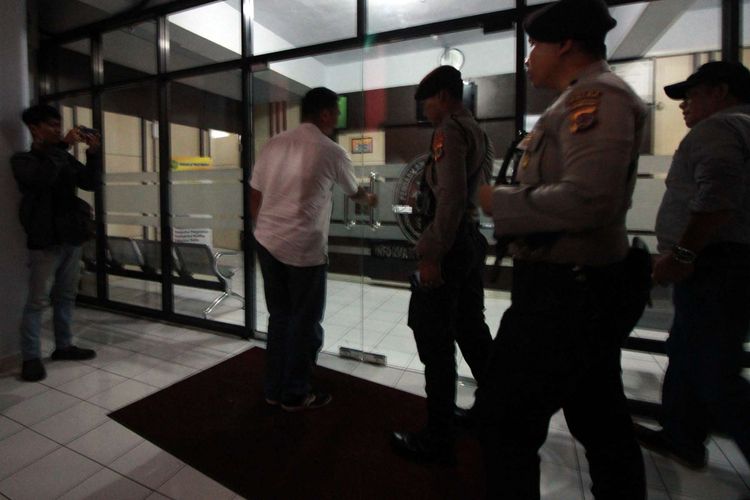 Polisi berjaga di Kantor Pengadilan Tinggi Manado saat Tim KPK menggeledah kantor itu terkait Ketua PT Manado Sudiwardono menjadi tersangka kasus suap, Minggu (8/10/2017).