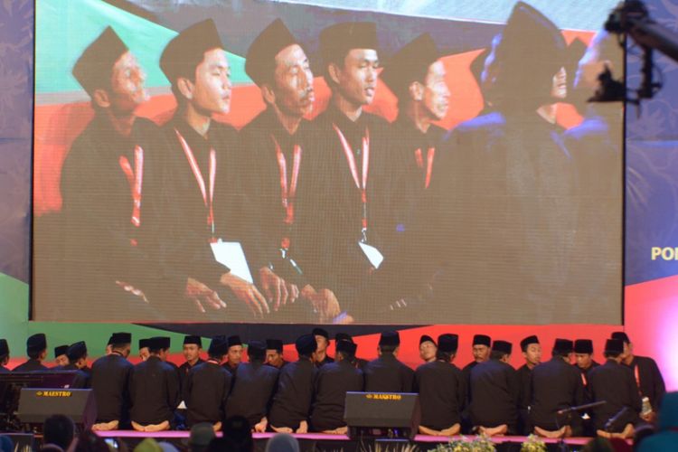 Kesenian Sintong yang ditampilkan untuk menyambut kedatangan Presiden Jokowi di Pondok Pesantren Annuqoyah Sumenep.