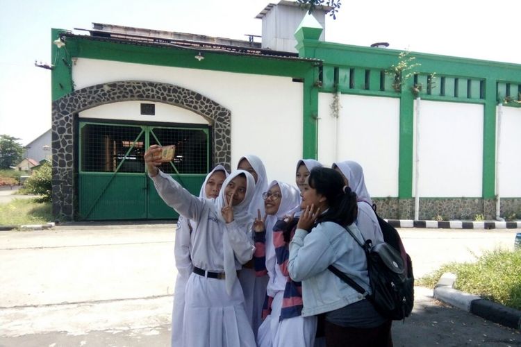 Pengunjung tempat wisata Pabrik Gula Cepiring di Kabupaten Kendal, Jawa Tengah saat berswafoto. 