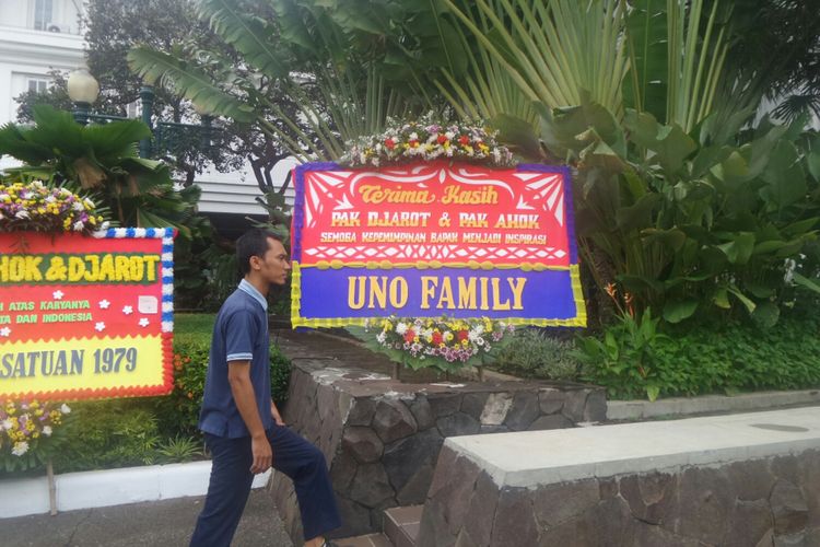 Ada karangan bunga dari Uno Family untuk Ahok-Djarot di Balai Kota DKI, Jalan Medan Merdeka Selatan, Senin (9/10/2017). 