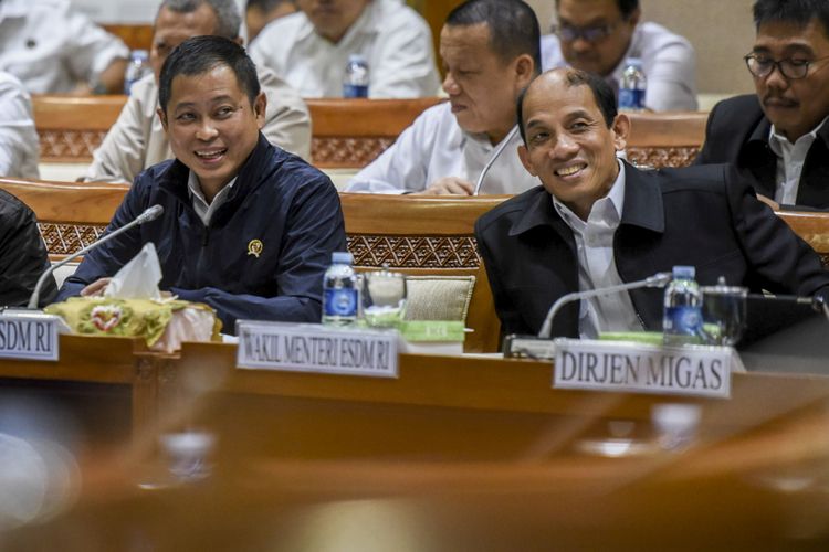 Menteri ESDM Ignasius Jonan (kiri) bersama Wakil Menteri  Arcandra Tahar (kanan) mengikuti rapat kerja dengan Komisi VII DPR di Kompleks Parlemen Senayan, Jakarta, Senin (9/10/2017). Rapat tersebut membahas hasil renegoisasi kontrak PT Freeport Indonesia dalam divestasi saham serta pembangunan Smelter dan relinquishment.