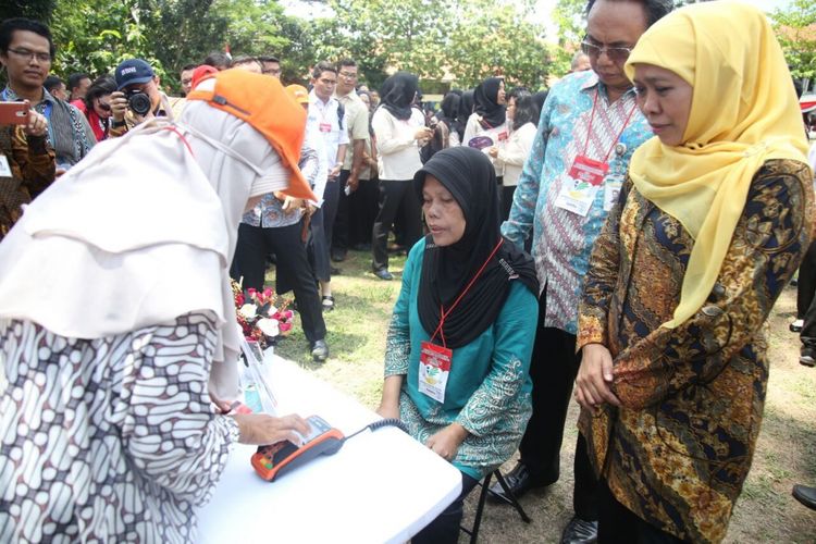 Menteri Sosial Khofifah Indar Parawansa melihat proses pencairan PKH di Semarang, Senin (9/10/2017)