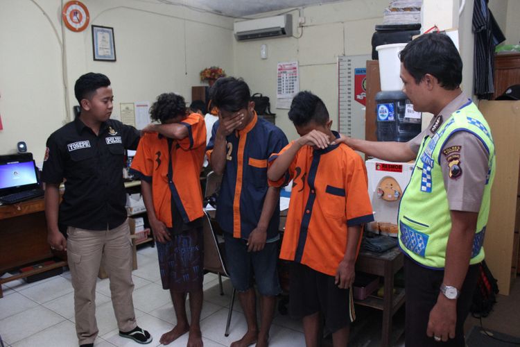 Tiga pelaku persetubuhan siswi kelas 9 Madrasah Tsanawiyah di Kecamatan Ambal, Kebumen, Jawa Tengah saat diperiksa di Mapolsek Kebumen, Senin (9/10/2017).