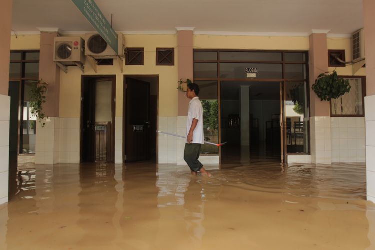 Tergenang air - Banjir merendam Sekolah Menengah Atas Negeri 8, Bukit Duri, Jakarta Selatan, beberapa waktu lalu