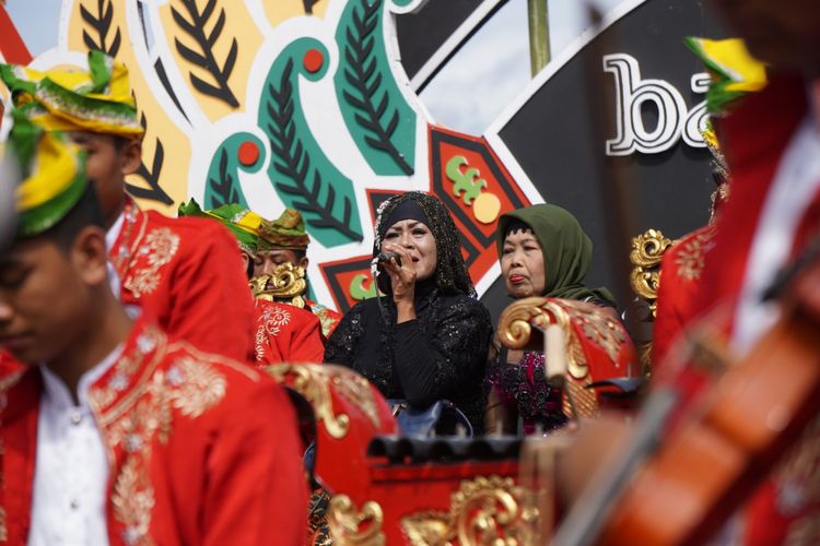 Gandrung Supinah dan Gandrung Temu Musti (kerudung hijau) saat tampil di Festival Gandrung Sewu 2017