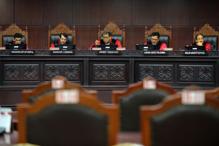Ketua Mahkamah Konstitusi (MK) Arief Hidayat (tengah) didampingi Hakim MK memimpin sidang dengan agenda pembacaan putusan di gedung Mahkamah Konstitusi, Jakarta, Selasa (10/10). Dalam sidang tersebut Mahkamah Konstitusi memutus lima perkara yakni Pengujian UU tentang Narkotika, pengujian UU No.8 Tahun 1981 Pasal 83 ayat (1) dan Pasal 197 ayat (1) tentang Hukum Acara Pidana, Pajak Daerah dan Retribusi Daerah, Pajak Daerah dan Retribusi Daerah, dan pengujian Pasal 255 ayat (1) dan ayat (2) UU No.17 Tahun 2014 tentang MPR, DPR, DPD dan DPRD. ANTARA FOTO/Wahyu Putro A/kye/17