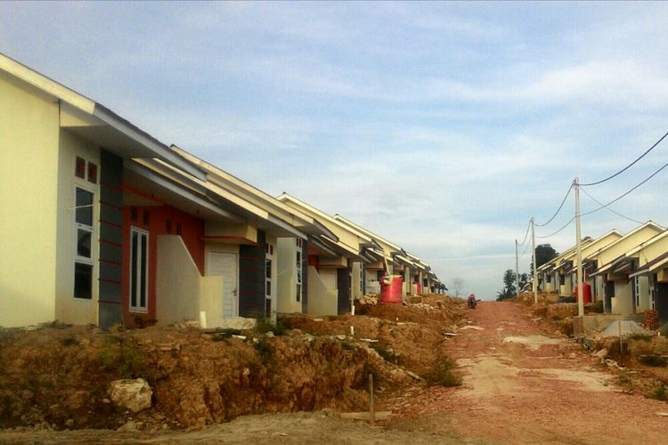 Ratusan rumah murah untuk warga penghasilan rendah di Balikpapan mulai ditempati. Meski fasilitas umum, jalanan komplek, dan fasilitas air beraih dari PDAM belum terbangun, warga sudah mulai menghuni komplek.