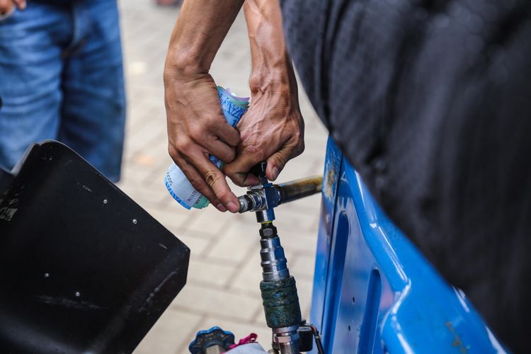 Petugas mengisi bahan bakar gas ke bajaj di stasiun pengisian bahan bakar gas (SPBG) bergerak milik PT Perusahaan Gas Negara di area Monumen Nasional, Jakarta Pusat, Selasa (10/10/2017). PT Perusahaan Gas Negara Tbk (PGN) berencana membangun 60 unit stasiun pengisian bahan bakar gas (SPBG) hingga 2019.