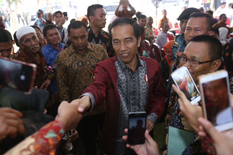 Presiden Republik Indonesia Joko Widodo (Jokowi) saat tiba di acara penyerahan sertifikat tanah di Serpong, Tangerang Selatan, Banten,  Rabu  (11/10/1017). Jokowi menyerahkan 10.100 sertifikat tanah kepada warga Tangerang Raya.