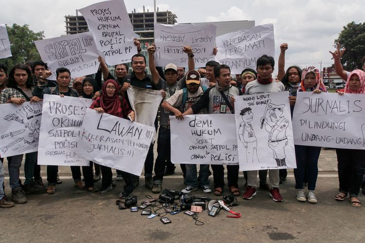 Puluhan jurnalis dari berbagai media yang tergabung dalam Persatuan Wartawan Indonesia (PWI) Banyumas, Aliansi Jurnalis Independen (AJI) Banyumas dan Solidaritas Jurnalis Anti Kekerasan dan Intimidas melakukan aksi solidaritas di Kantor Bupati Banyumas, Selasa (10/10/2017).