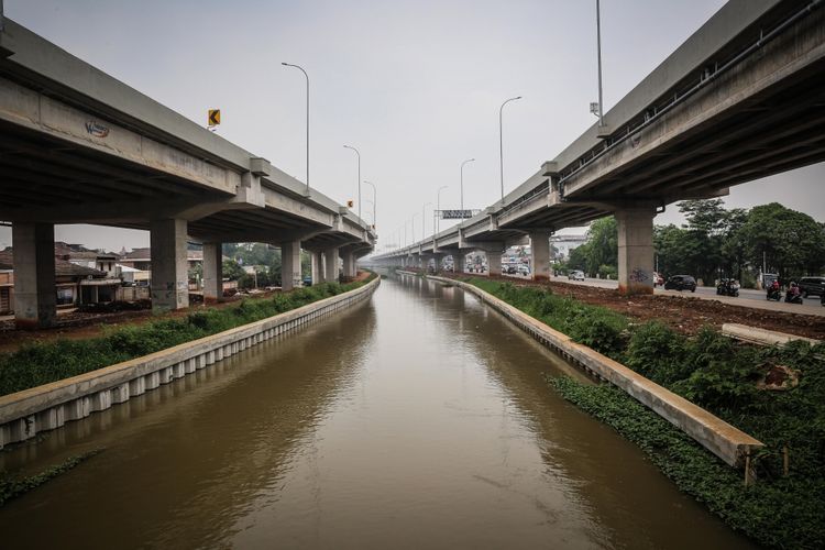 Suasana progres pembangunan Jalan Tol Bekasi-Cawang-Kampung Melayu (Becakayu) di Cipinang, Jakarta Timur, Kamis (12/10/2017). Pembangunan tol sepanjang 21 kilometer itu terus dikerjakan dengan target mulai beroperasi pada 2019 mendatang dan diharapkan bisa mengurai kemacetan di kawasan tersebut.
