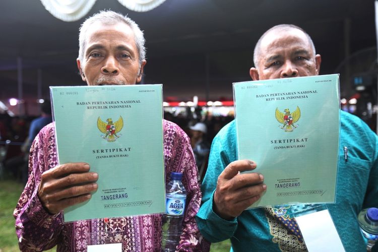 Sejumlah warga mendapatkan sertifikat tanah dari Presiden Republik Indonesia Joko Widodo (Jokowi) saat acara penyerahan sertifikat tanah di Serpong, Tangerang Selatan, Banten,  Rabu  (11/10/1017). Jokowi  menyerahkan 10.100 sertifikat tanah kepada warga Tangerang Raya.