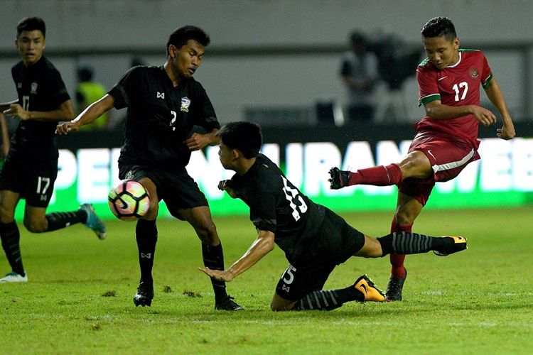 Pesepak bola Timnas U-19 Indonesia Syahrian Abimanyu (kanan) menendang bola ke gawang Timnas U-19 Thailand dalam pertandingan persahabatan di Stadion Wibawa Mukti, Kabupaten Bekasi, Jawa Barat, Minggu (8/10/2017). Timnas U-19 Indonesia menang 3-0 atas Timnas U-19 Thailand.