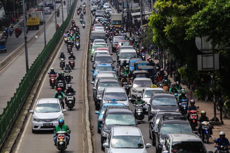 Pengendara sepeda motor menerobos masuk ke jalur Transjakarta di kawasan Pasar Rumput, Manggarai, Jakarta Selatan, Jumat (6/10/2017). Meski seringkali dilakukan razia oleh Polisi, sejumlah pengendara sepeda motor masih nekad melakukan pelanggaran dengan menerobos jalur Transjakarta.