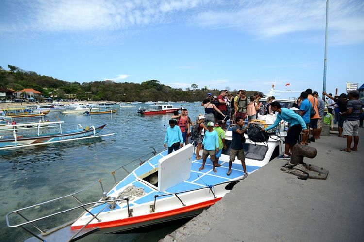 Wisatawan mancanegara tiba dengan kapal cepat di Pelabuhan Padangbai, Kabupaten Karangasem, Bali, Selasa (3/10/2017). Status Gunung Agung yang mengalami peningkatan dari level III (Siaga) menjadi level IV (Awas) tak berdampak signifikan terhadap kunjungan sejumlah destinasi wisata di Bali yang tetap ramai pengunjung.