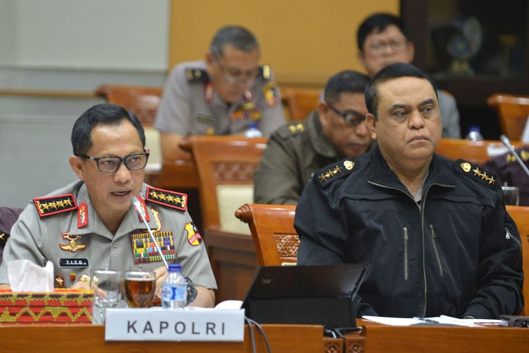 Kapolri Jendral Pol Tito Karnavian (kiri) didampingi Wakapolri Komjen Pol Syafruddin mengikuti rapat dengar pendapat umum (RDPU) dengan Komisi III DPR di Kompleks Parlemen, Senayan, Jakarta, Rabu (12/10). RDPU tersebut membahas koordinasi Polri dengan penegak hukum lainnya, pembentukan densus tipikor serta penanganan sejumlah kasus seperti terorisme, korupsi dan narkotika. ANTARA FOTO/Wahyu Putro A/foc/17.