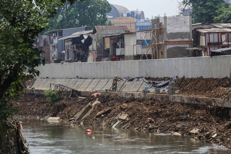 Pekerja menyelesaikan proyek normalisasi Sungai Ciliwung di kawasan Bukit Duri, Jakarta, Selasa (26/9/2017). Proyek normalisasi bantaran Sungai Ciliwung di kawasan Bukit Duri memasuki tahap pemasangan dinding turap untuk menguatkan bantaran agar tidak longsor sekaligus sebagai salah satu antisipasi banjir.