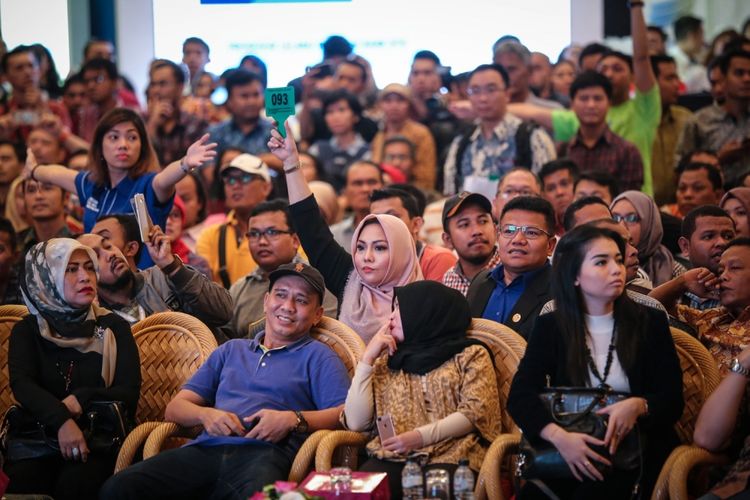 Calon peserta lelang saat mengikuti lelang mobil sitaan KPK hasil tindak pidana korupsi di Jakarta Convention Center, Jakarta, Jumat (22/9/2017). Komisi Pemberantasan Korupsi ( KPK) melelang sebanyak 22 barang sitaan milik terpidana korupsi.