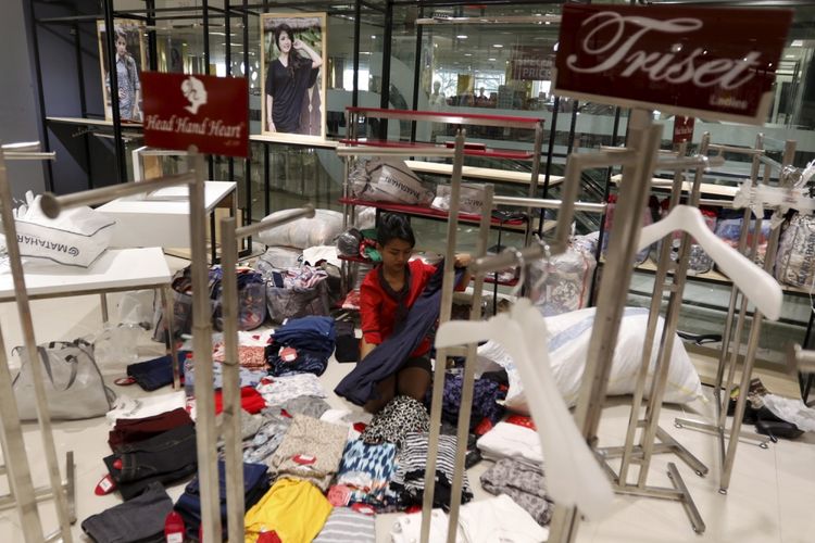 Suasana Matahari Department Store di Pasaraya Manggarai, Jakarta, Selasa (19/9/2017). PT Matahari Department Store Tbk memastikan akan menutup dua gerai yang berlokasi di Pasaraya Blok M dan Pasaraya Manggarai pada akhir bulan September 2017 akibat pusat perbelanjaan tersebut sepi pengunjung. 