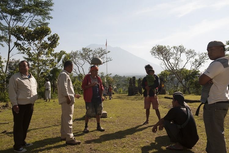 Warga berkumpul untuk mencari informasi aktivitas Gunung Agung di Pos Pemantauan Desa Rendang, Karangasem, Bali, Selasa (19/9/2017). Sejak Senin, 18 September, pukul 21.00 Wita, status Gunung Agung dinaikkan dari level Waspada ke Siaga menyusul meningkatnya gempa vulkanik yang terdeteksi melalui pos pemantauan.