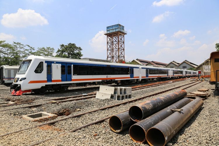 Satu rangkaian kereta Bandara Soekarno-Hatta (Soetta) buatan PT Industri Kereta Api (INKA) terlihat di Balai Yasa, Manggarai, Jakarta, Senin (18/9/2017).