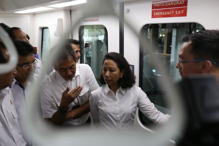 Menteri Badan Usaha Milik Negara (BUMN) Rini Soemarno meninjau skytrain saat beroperasi secara resmi pada hari ini di Terminal 3 Bandara Soekarno-Hatta, Tangerang, Minggu (17/9/2017). Kereta layang tanpa awak ini sementara akan melayani penumpang dari Terminal 2 menuju Terminal 3 dan sebaliknya.