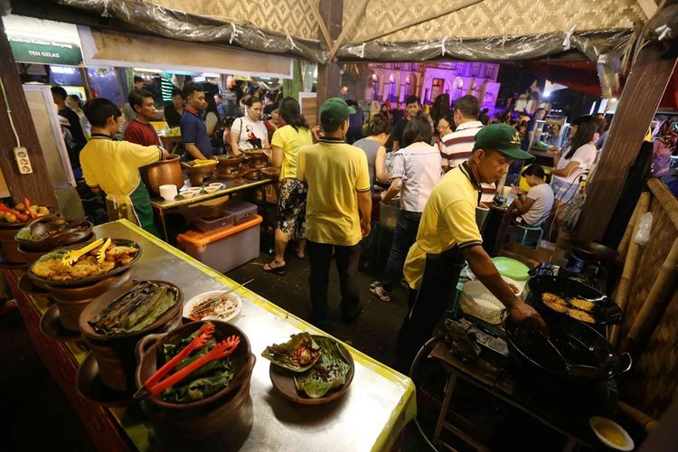 Suasana saat Festival Kuliner Serpong (FKS) di Summarecon Mall Serpong, Tangerang, Banten, Minggu (20/8/2017). FKS kali ini berlangsung dari 10 Agustus-10 September, mengangkat tema khas Jawa Barat dengan menyajikan hidangan otentik tanah Pasundan seperti kupat tahu, cireng, nasi jamblang, batagor, liwetan, dan masih banyak lagi.