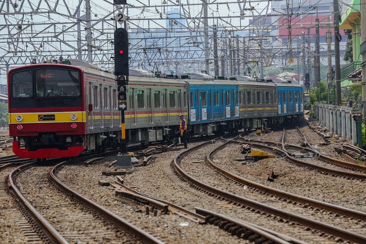 Kereta rel listrik (KRL) meniggalkan Stasiun Jakarta Kota di Jakarta Barat, Kamis (7/9/2017). 