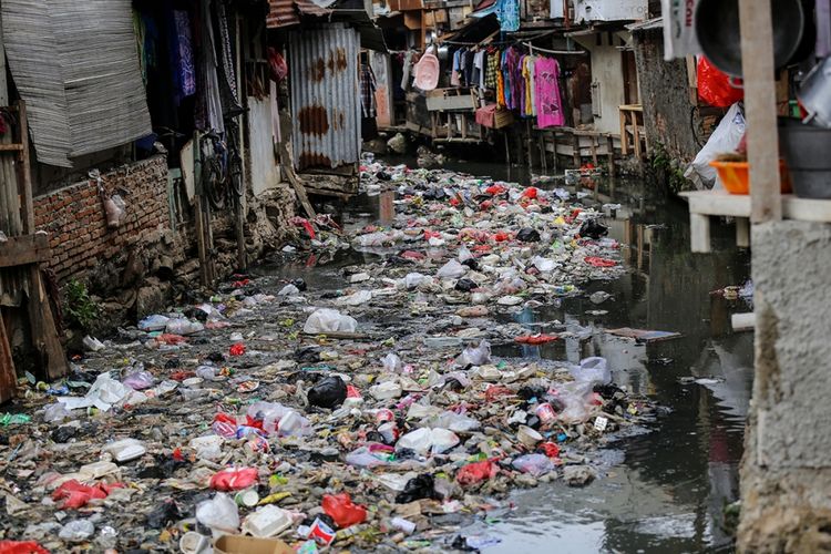 Suasana deretan rumah kumuh di bantaran kali di Jalan Jati Bunder, Kelurahan Kebon Melati, Kecamatan Tanah Abang, Jakarta Pusat, Selasa (5/9/2017). Pemprov DKI Jakarta bersama dengan Pemerintah Pusat akan menata kawasan kumuh melalui program 100-0-100 yang dicanangkan Kementerian Pekerjaan umum dan Perumahan Rakyat dengan target Jakarta bebas dari kawasan kumuh pada 2019 mendatang.