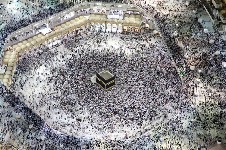 Pemandangan dari udara menunjukkan jemaah haji tengah mengelilingi Kabah, tempat paling suci bagi umat Islam di Masjidil Haram, Kota Mekah, Arab Saudi, Minggu (3/9/2017). Tercatat sekitar 2,1 juta umat Muslim dari berbagai belahan dunia berkumpul untuk melaksanakan ibadah haji tahun ini.