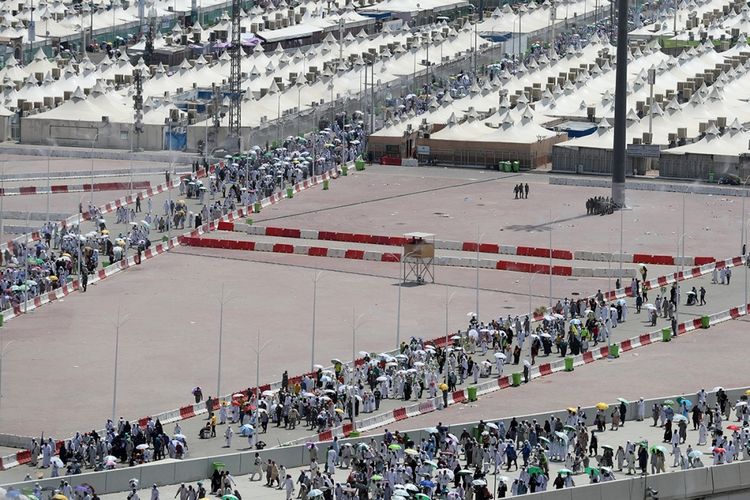 Para jemaah haji hendak ambil bagian dalam lempar jumrah yang merupakan bagian dari rangkaian ibadah haji di kawasan Jembatan Jumrah di Kota Mina dekat Mekah, Arab Saudi, Minggu (3/9/2017). Tercatat sekitar 2,1 juta umat Muslim dari berbagai belahan dunia berkumpul untuk melaksanakan ibadah haji tahun ini.