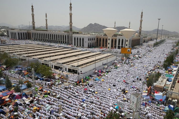 Para jemaah haji membawa payung untuk melindungi diri dari terik matahari, saat berkumpul untuk shalat di Masjid Namirah dekat Gunung Arafah, menjelang puncak ibadah haji, di Mekah, Arab Saudi, Kamis (31/8/2017). Tercatat sekitar 2,1 juta umat Muslim dari berbagai belahan dunia berkumpul untuk melaksanakan ibadah haji tahun ini.