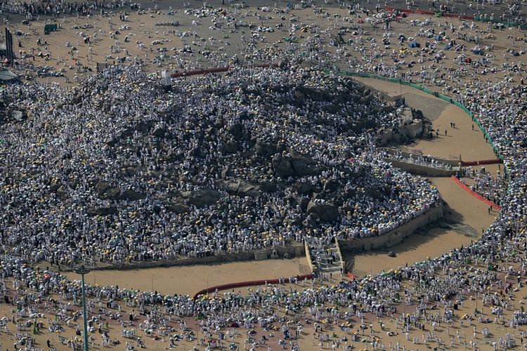 Pemandangan dari udara menunjukkan jemaah haji berkumpul di Gunung Arafah, yang juga dikenal sebagai Jabal Rahmah, sebelah tenggara kota suci Mekah, Arab Saudi, pada Hari Arafah yang merupakan puncak ibadah haji, Kamis (31/8/2017). Tercatat sekitar 2,1 juta umat Muslim dari berbagai belahan dunia berkumpul untuk melaksanakan ibadah haji tahun ini.