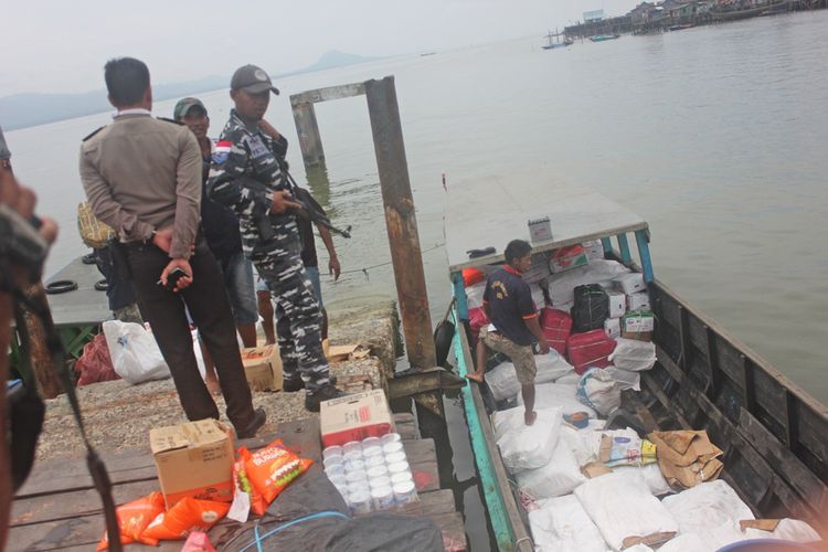 Puluhan karung daging kerbau alana illegal dari Malaysia yang diamankan TNI AL di Nunukan dari perahu jungkung milik warga Malaysia. 