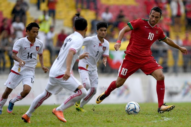 Pesepak bola Timnas U-22 Indonesia Ezra Walian (kanan) menggiring bola melewati tiga pesepak bola Timnas U-22 Myanmar pada laga perebutan medali perunggu sepak bola SEA Games XXIX di Stadion Majlis Perbandaran Selayang, Kuala Lumpur, Malaysia, Selasa (29/8/2017). Timnas sepak bola U-22 Indonesia menyumbang medali perunggu setelah menang 3-1 atas Myanmar.