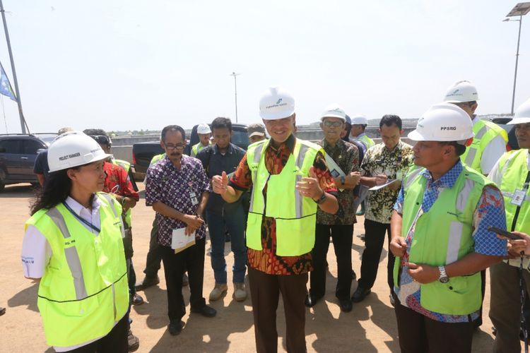 Gubernur Jawa Tengah Ganjar Pranowo meninjau pembangunan Bandara Ahmad Yani Semarang.