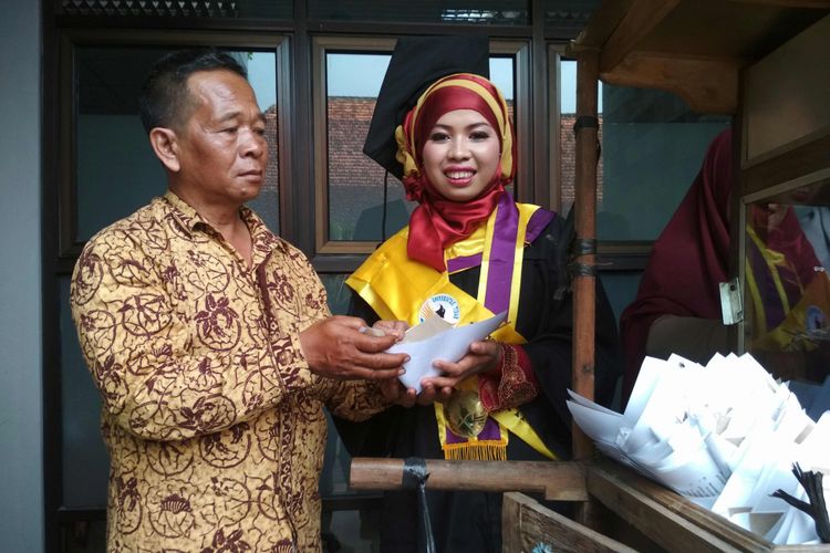 Jalaludin dan anaknya, Siti Maesaroh, membagi-bagikan sate ayam dan lontong di arena wisuda sebagai tanda syukur. Siti menjadi salah satu wisudaawati terbaik dengan IPK 3,87 D3 Ekonomi Akuntansi tu Universitas Tidar Magelang,  Sabtu (14/17/2017).