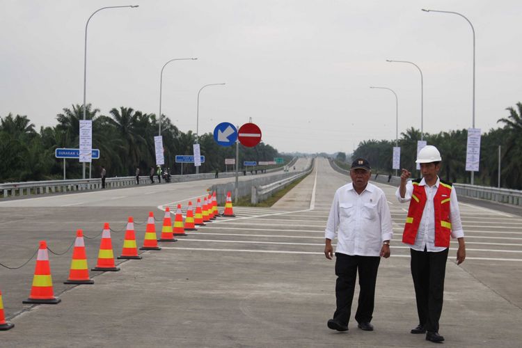 Presiden Joko Widodo (kanan) bersama Menteri PUPR Basuki Hadimuljono (kiri) meninjau Jalan Tol Trans Sumatera ruas gerbang tol Kualanamu saat diresmikan di Deli Serdang, Sumatera Utara, Jumat (13/10/2017). Presiden Joko Widodo meresmikan jalan tol Trans Sumatera ruas Medan-Kualanamu-Tebing Tinggi sepanjang 61,72 km dan Medan-Binjai sepanjang 10,6 km yang telah siap dioperasikan.