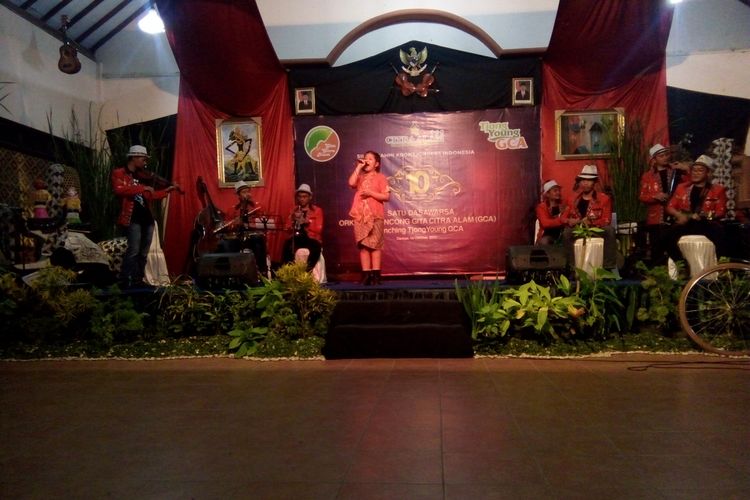Kroncongers cilik,  Pinayung Adonay (10)  siswi Kelas 5, SD YSKI Semarang, vokalis Tjong Young GCA Demak saat membawakan Gita Bahana Pancasila, di Hotel Citra Alam, Demak  Sabtu (14/10/2017) malam.