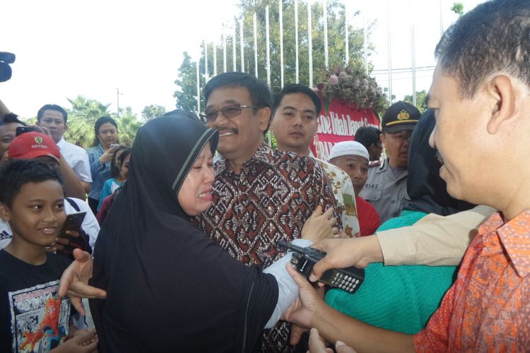Mantan Gubernur DKI Jakarta Djarot Saiful Hidayat dipeluk warga yang menangis di Balai Kota, Minggu (15/10/2017). 