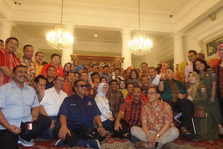 Mantan Gubernur DKI Jakarta Djarot Saiful Hidayat berfoto bersama para pejabat DKI dan anggota DPRD DKI Jakarta di Balai Kota, Jalan Medan Merdeka Selatan, Minggu (15/10/2017). 