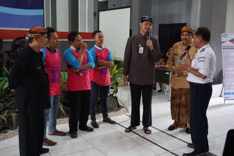 Gubernur Jawa Tengah Ganjar Pranowo saat berdialog dengan sejumlah nelayan dari Kabupaten Jepara, Jawa Tengah, Senin (16/10/2017).