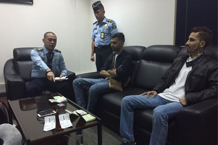 Dua WNA asal Pakistan sedang diinterogasi petugas Imigrasi Bandara Soekarno-Hatta setelah ketahuan memalsukan paspornya menjadi paspor Inggris di Terminal 2 Bandara Soekarno-Hatta, Tangerang, Senin (16/10/2017). 