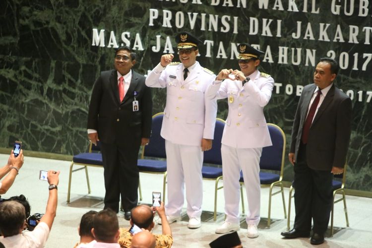 Gubernur dan Wakil Gubernur DKI Jakarta Anies Baswedan (kedua dari kiri) dan Sandiaga Uno (ketiga dari kiri) tiba di Balai Kota DKI Jakarta, Senin (16/10/2017). Usai menjalani pelantikan di istana merdeka dengan Presiden Republik Indonesia Joko Widodo, Anies dan Sandi melakukan serah terima jabatan di Balai Agung, Balaikota Jakarta pada pukul 17.45.