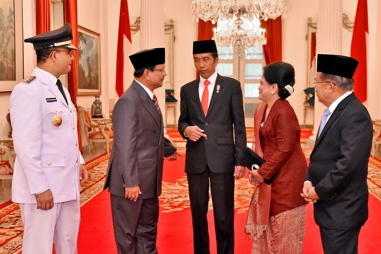 Presiden Joko Widodo bersama Ibu Negara Iriana Widodo, berbincang bersama, Wakil Presiden Jusuf Kalla, Gubernur DKI Jakarta, Anies Baswedan dan Ketua Dewan Pembina Partai Gerindra Prabowo Subianto, seusai pelantikan Gubernur DKI Jakarta, di Istana Kepresidenan, Senin (16/10/2017). Anies-Sandi akan memimpi Jakarta selama 5 tahun dari 2017-2022.