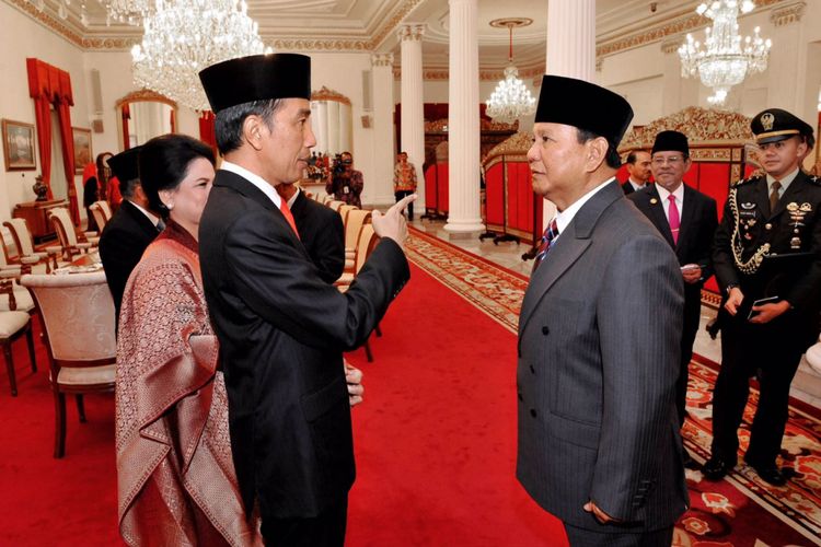 Presiden Joko Widodo berbincang dengan Ketua Umum Partai Gerindra Prabowo Subianto di Istana Negara, Jakarta, Senin (16/10/2017).