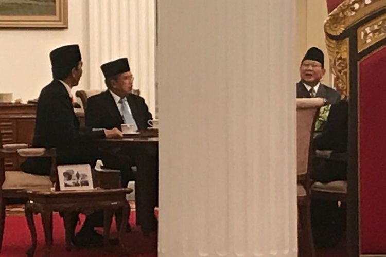 Presiden Joko Widodo berbincang dengan Wakil Presiden Jusuf Kalla dan Ketua Umum Partai Gerindra Prabowo Subianto di Istana Negara, Senin (16/10/217).